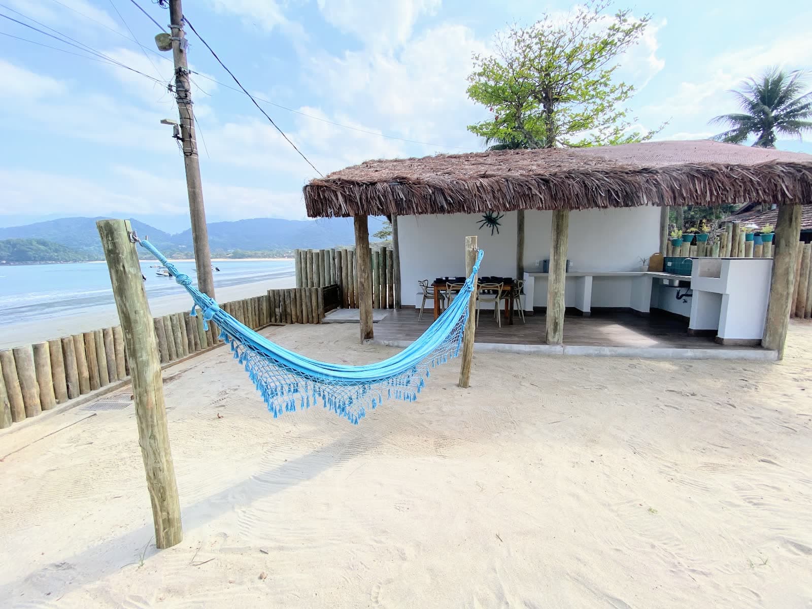 Casa Azul: 2 suítes, jardim e um quiosque exclusivo à beira-mar com churrasqueira.