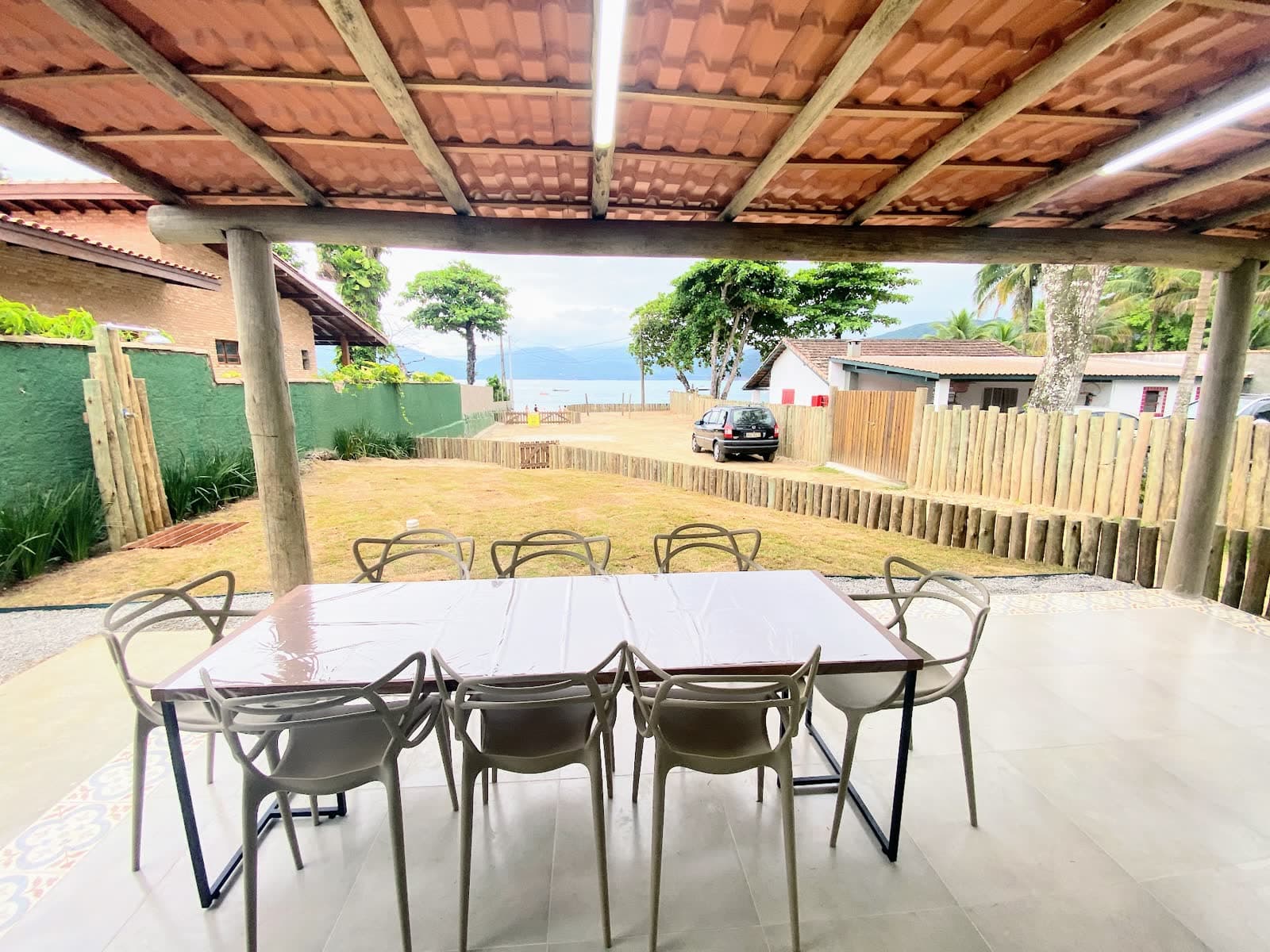 Casa Verde: Estilo rústico e pé na areia de verdade: 3 dormitórios e varanda com churrasqueira.