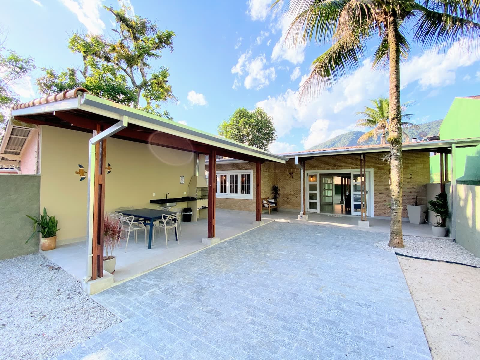 Casa Vizinha do Mar: Casa térrea com 4 suítes e espaço gourmet, a 60 metros da praia.