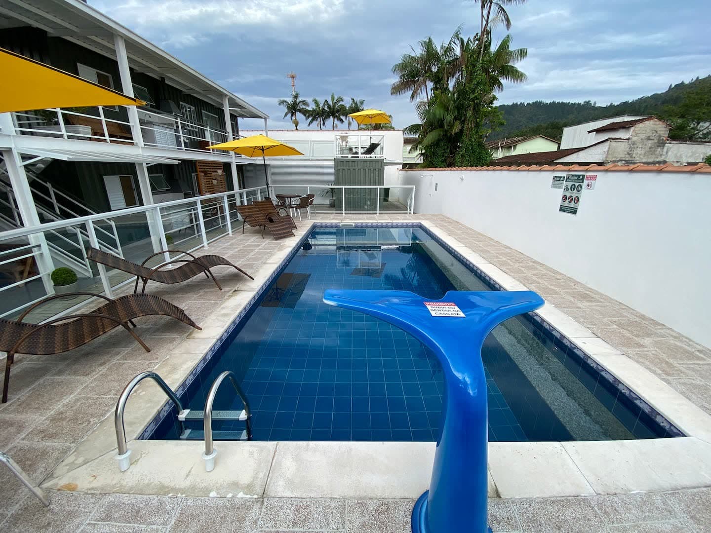 Green Flats Ribeira: Apartamento com 2 quartos com ar-condicionado e área de lazer com piscina.