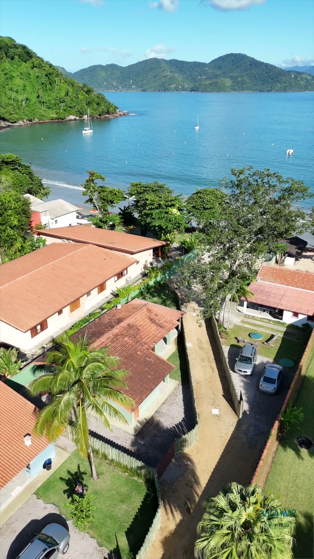 Vista aérea do Residencial Vila Mar e da baía da Praia do Lázaro